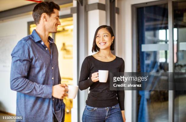 コーヒーブレイクを持つビジネス仲間 - coffee break office ストックフォトと画像