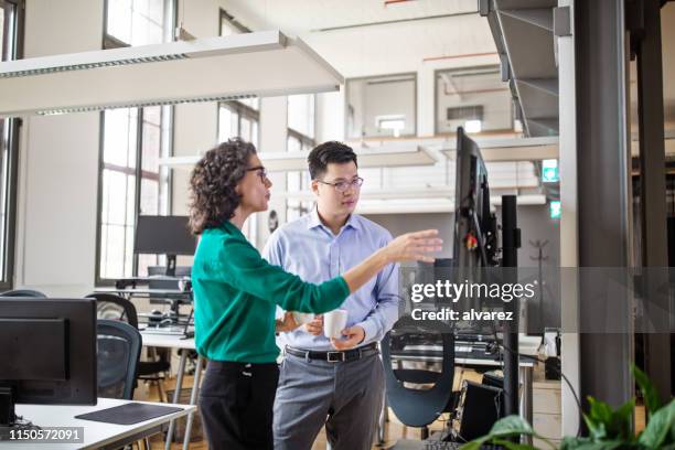 geschäftsleute planen strategie im büro - two point stock-fotos und bilder