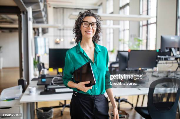 portret van volwassen zakenvrouw in casuals - mature business woman digital tablet corporate professional stockfoto's en -beelden