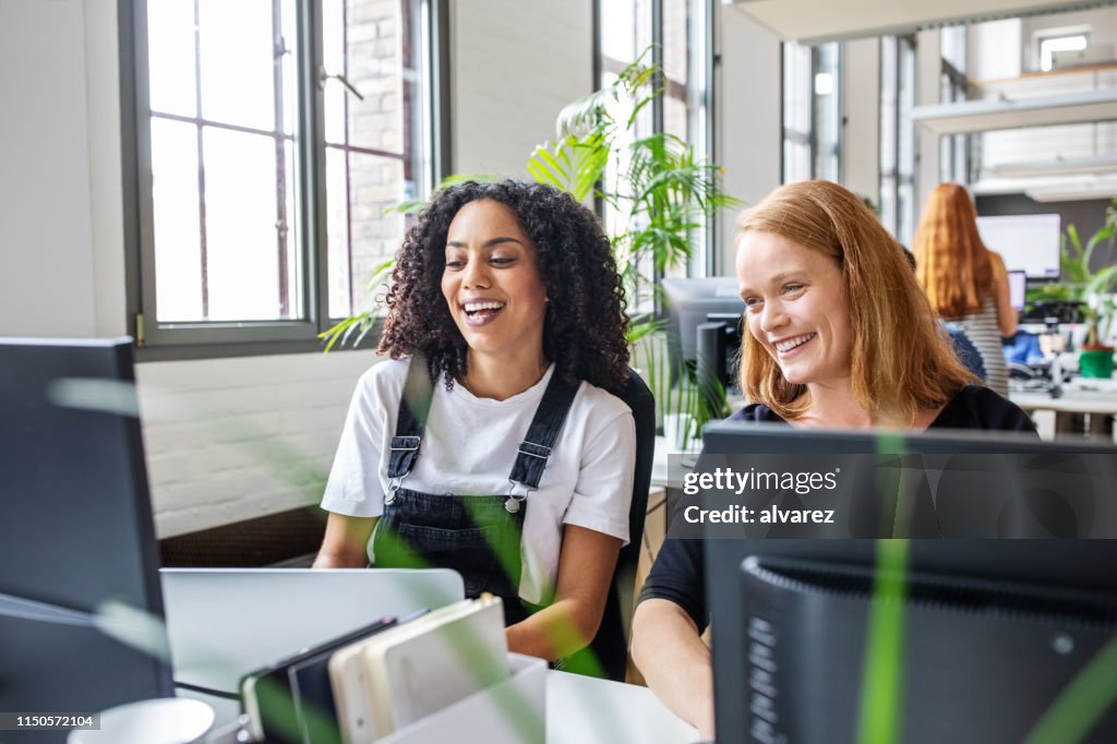 Glückliche Geschäftsfrauen arbeiten zusammen