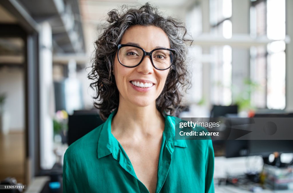 El Close-up de una sonriente empresaria de mediana edad adulta