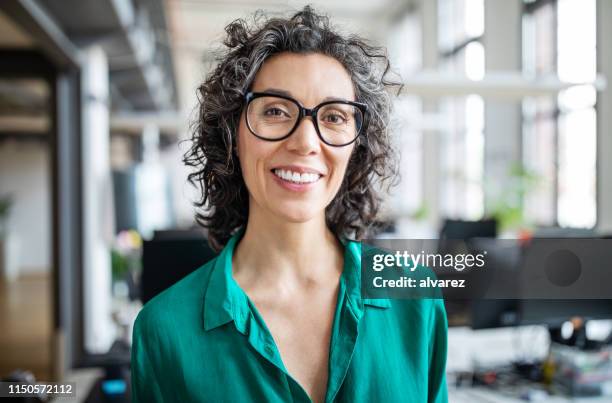 primo piano di una donna d'affari sorridente di mezza età - head and shoulders foto e immagini stock