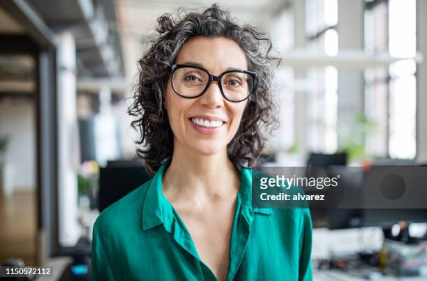 close-up van een glimlachende mid adult zakenvrouw - portretfoto stockfoto's en -beelden