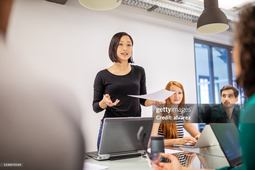 同僚と話をする自信のある女性プロフェッショナル