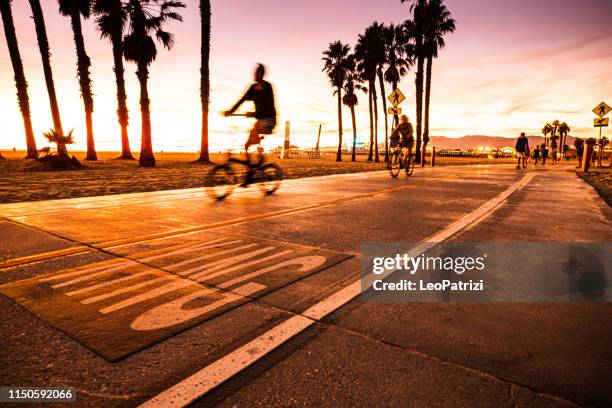 randonnée à vélo à santa monica boardwalk-los angeles-etats-unis - venice beach photos et images de collection