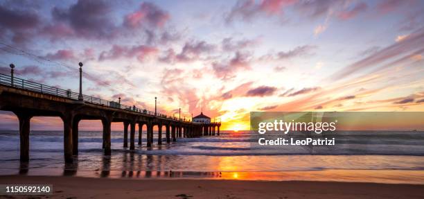 manhattan beach pier in kalifornien - los angeles - los angeles beach stock-fotos und bilder