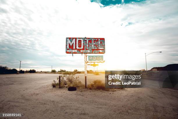altes verlassenes motel-schild in arizona - motel stock-fotos und bilder