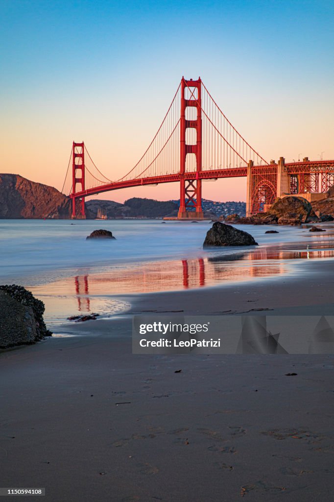 San Francisco-de Golden Gate Bridge bij zonsondergang vanaf het strand