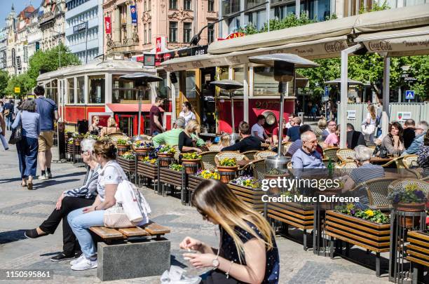 personnes mangeant sur un restaurant de patio - prague food photos et images de collection