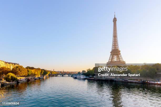 eiffel tower and seine river at sunrise, paris, france - paris skyline fotografías e imágenes de stock