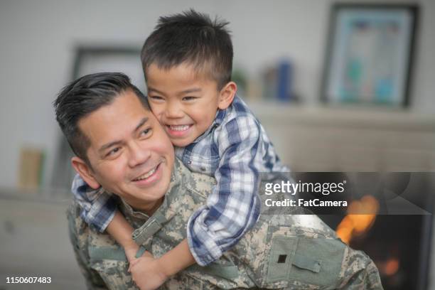 abbracciare papà - filipino family reunion foto e immagini stock