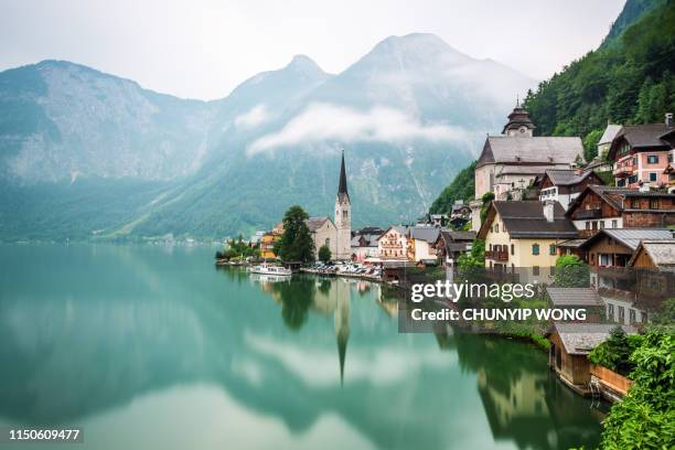 hallstatt village y hallstatter see lake en austria - salzburgo fotografías e imágenes de stock