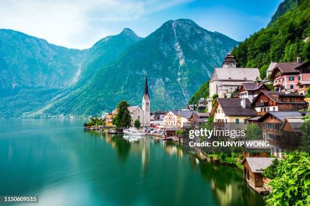 ハルシュタット村と hallstatter オーストリアの湖を見る - オーストリア文化 ストックフォトと画像