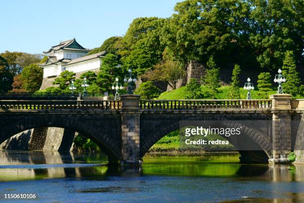 historisches seimon ishibashi brücke und wachturm am tokyo imperial palace in japan - imperial palace tokyo stock-fotos und bilder