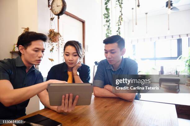young chinese couple with a financial advisor at home - obama meets with minister mentor of singapore stockfoto's en -beelden
