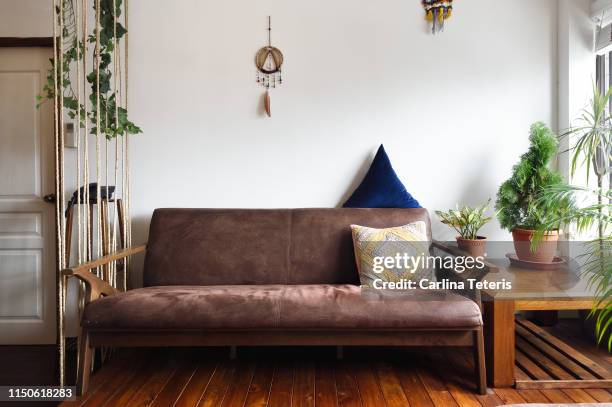 sofa in a modern nature themed living room - espacio confortable fotografías e imágenes de stock