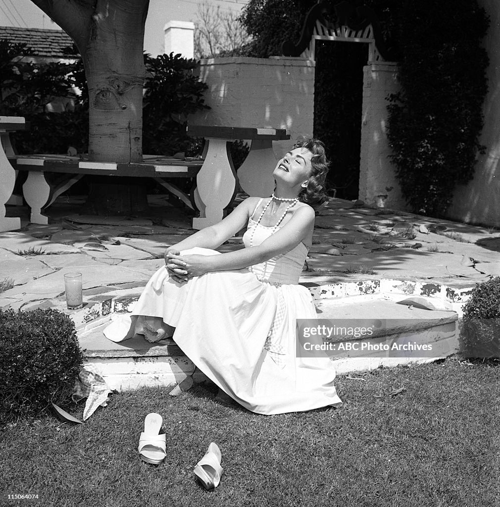 SHOW Donna Reed At Home Layout Shoot Date June 6, 1958. DONNA News