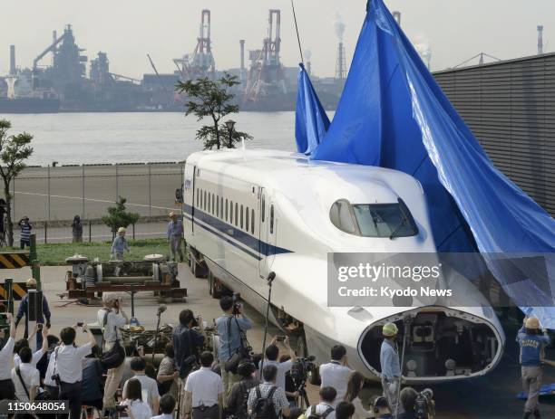 The front car of an N700 shinkansen bullet train is installed on June 19 at Central Japan Railway Co.'s SCMAGLEV and Railway Park museum in Nagoya,...