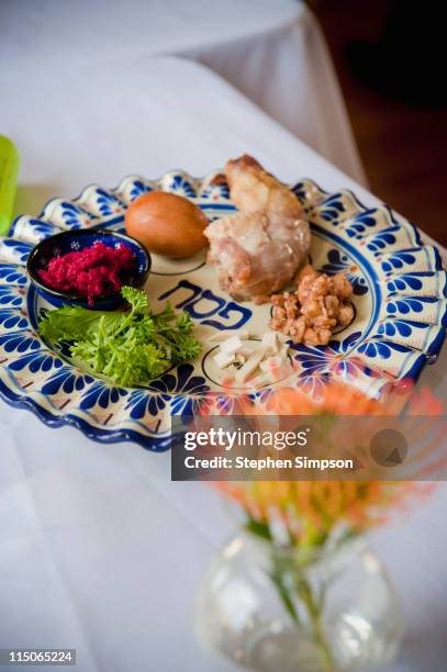 passover seder dinner tabletop - passover stockfoto's en -beelden