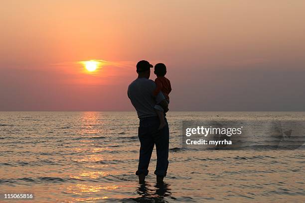 father and son at sunset - grandfather silhouette stockfoto's en -beelden
