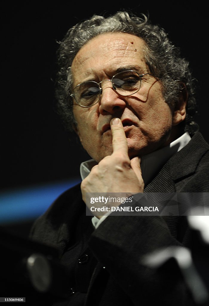 Argentine writer Ricardo Piglia gestures