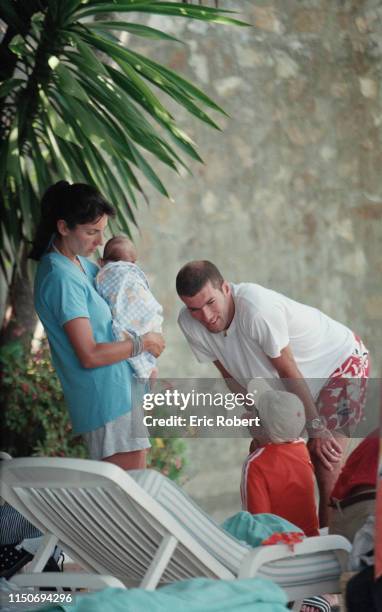 Vacances de Zinedine Zidane en famille à Marbella - Ici, Zinedine Zidane avec sa femme Véronique Zidane et leurs deux fils : Luca Zidane âgé de 2...
