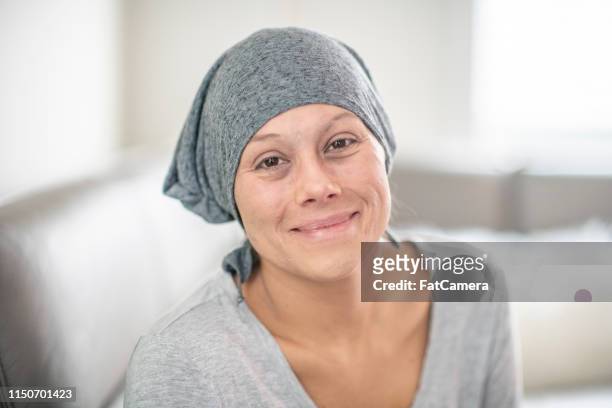 donna con sciarpa - woman face hat foto e immagini stock