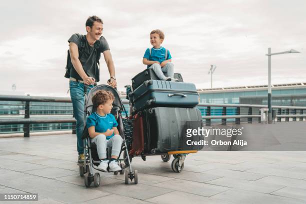 familie op de luchthaven - luggage trolley stockfoto's en -beelden