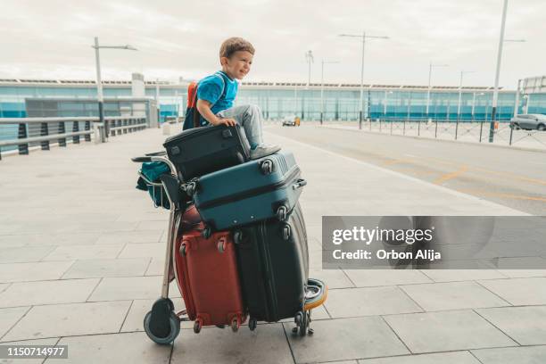 familie am flughafen - rollwagen stock-fotos und bilder