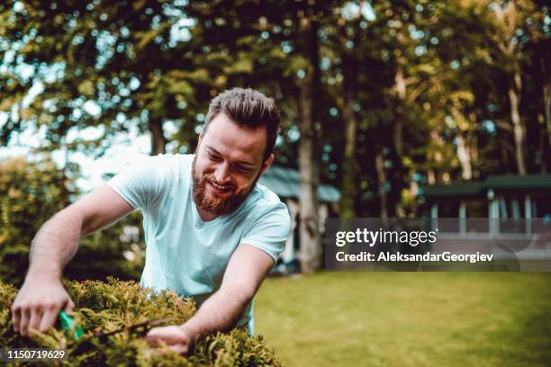 jardinero feliz trabajando en su hábitat natural - pruning shears fotografías e imágenes de stock