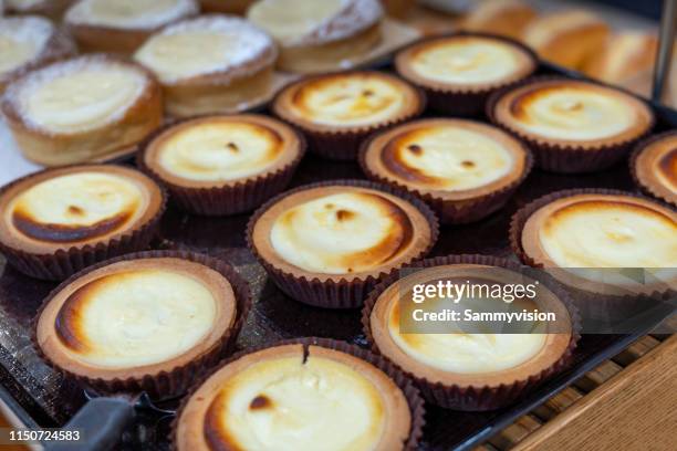 egg tart - egg tart stockfoto's en -beelden