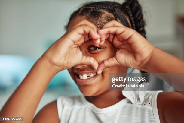 sie lernen, durch dich zu lieben - african child girl stock-fotos und bilder