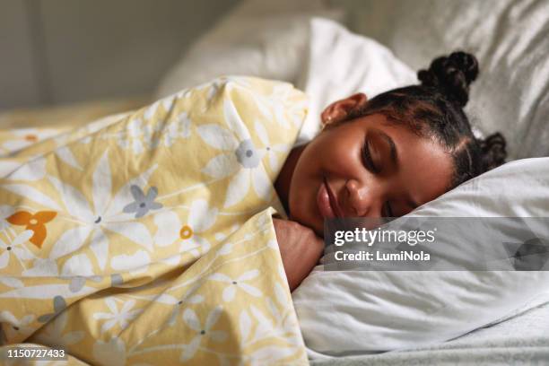 dormir como un bebé - one baby girl only fotografías e imágenes de stock