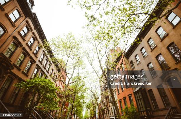 vista upper west side a manhattan - brooklyn brownstone foto e immagini stock