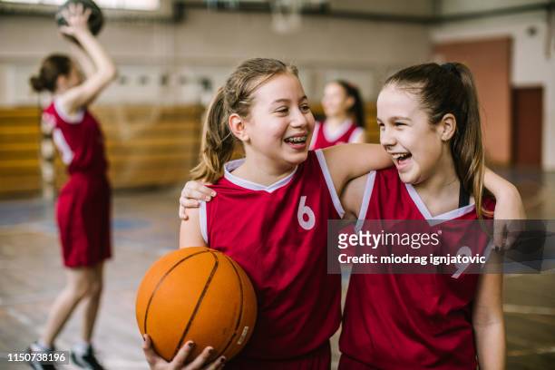 nous devrions trouver le moyen de célébrer cette victoire - teenage girl basketball photos et images de collection