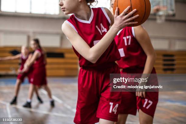 faire quelques bons coups sur le basket-ball a déposé - teenage girl basketball photos et images de collection