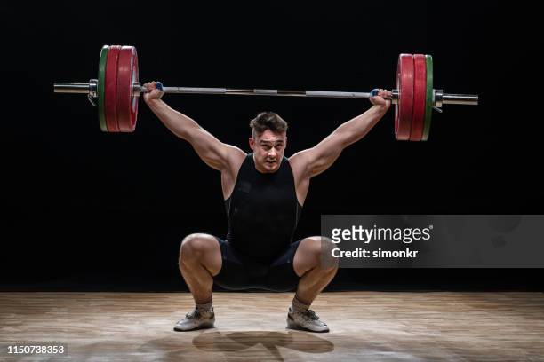man lifting barbell - weightlifting imagens e fotografias de stock