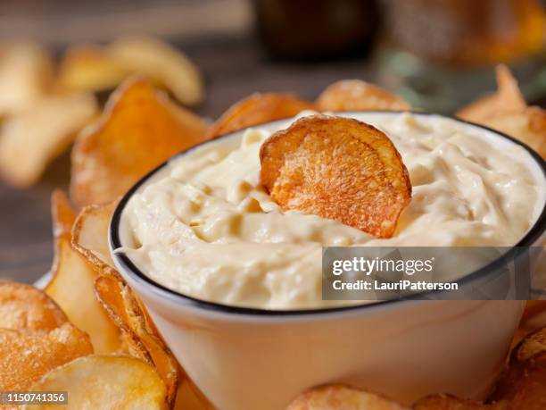tuffo di cipolla francese con patatine fatte a mano - onion foto e immagini stock