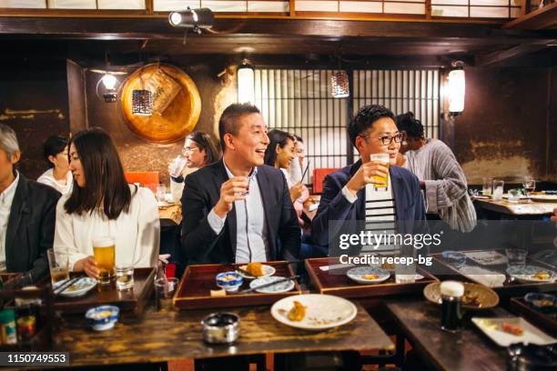 居酒屋日本の居酒屋で話す日本人グループ - サラリーマン 酒 ストックフォトと画像