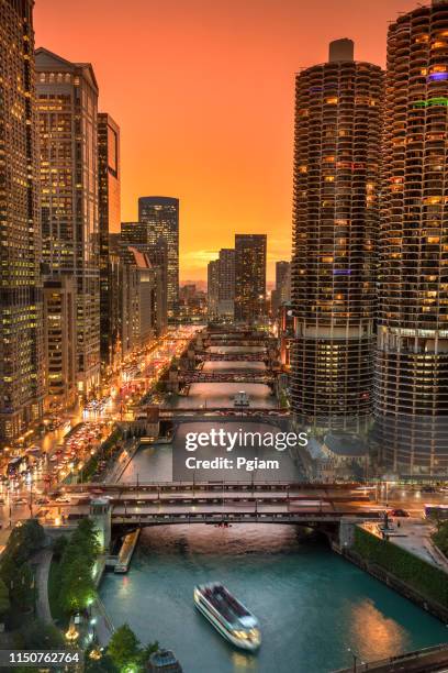 chicago stadsgezicht en bruggen over de rivier 's nachts - michigan avenue chicago stockfoto's en -beelden