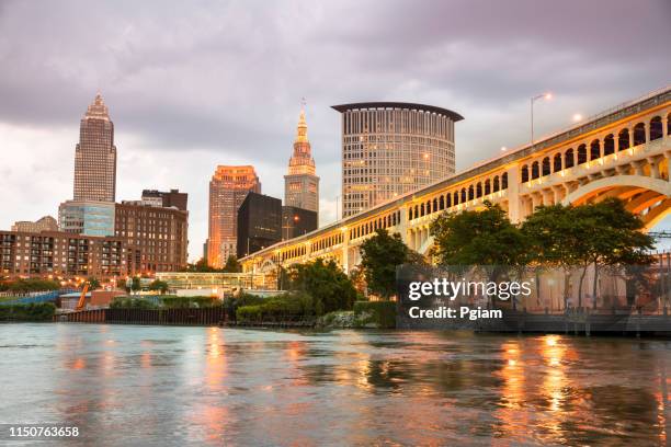 downtown cleveland city skyline in ohio usa - rock and roll hall of fame cleveland stock-fotos und bilder