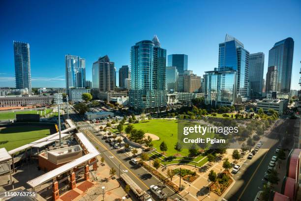 skyline de ville de charlotte north carolina usa - charlotte north carolina photos et images de collection