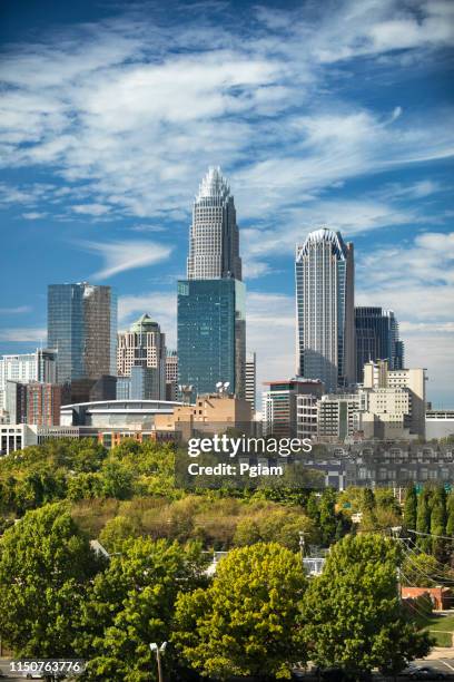 skyline de ville de charlotte north carolina usa - charlotte north carolina photos et images de collection