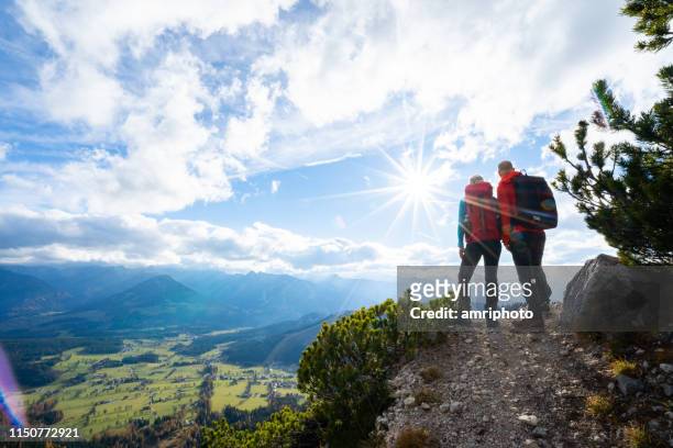 wandelen paar genieten van het uitzicht in de prachtige natuur bergen - eisberg stockfoto's en -beelden