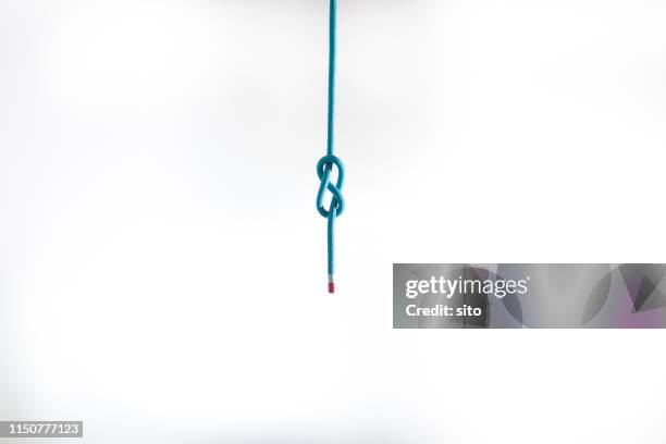 hanging figure eight knot . studio shot - noeud coulant en huit photos et images de collection