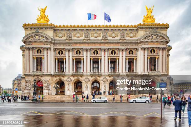 fassade der pariser oper garnier an einem regnerischen sommertag - opernhaus palais garnier stock-fotos und bilder
