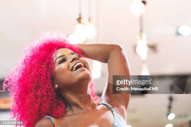 retrato da mulher afro bonita - dyed hair - fotografias e filmes do acervo