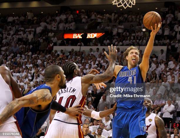 Dirk Nowitzki of the Dallas Mavericks makes the game-winning shot to put the Mavericks up 95-93 with 3.6 seconds left in the game against Udonis...