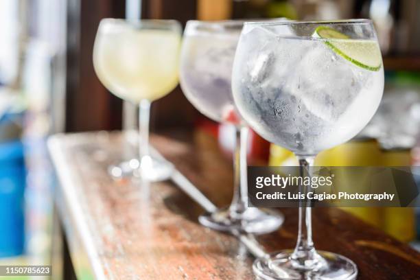 gintonics in a bar - gin tonic stock-fotos und bilder