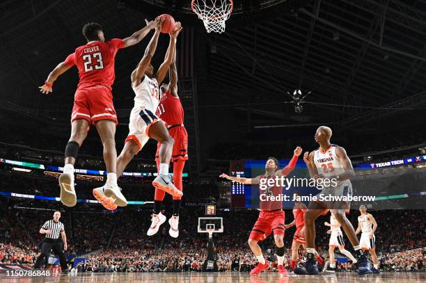 De'Andre Hunter of the Virginia Cavaliers drives to the hoop against Tariq Owens and Jarrett Culver of the Texas Tech Red Raiders during the 2019...